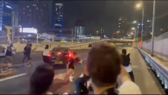 مركبة تدهس 4 متظاهرين في شارع ايالون 